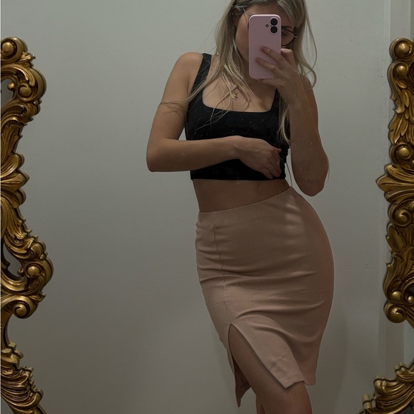 Elegant Nude Pencil Skirt - Picture 2 of 3